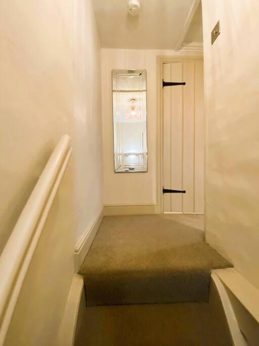 Hébergement de vacances Beautiful Immaculate Cottage, Sunny Outdoor Space, Free Parking - Easy Walk To & Town *