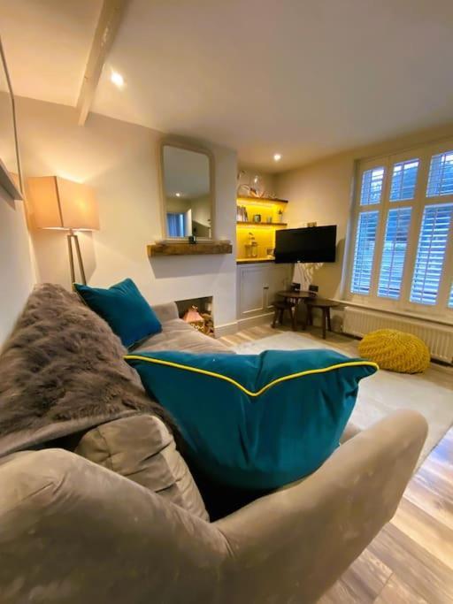 Beautiful Immaculate Cottage, Sunny Outdoor Space, Free Parking - Easy Walk To & Town