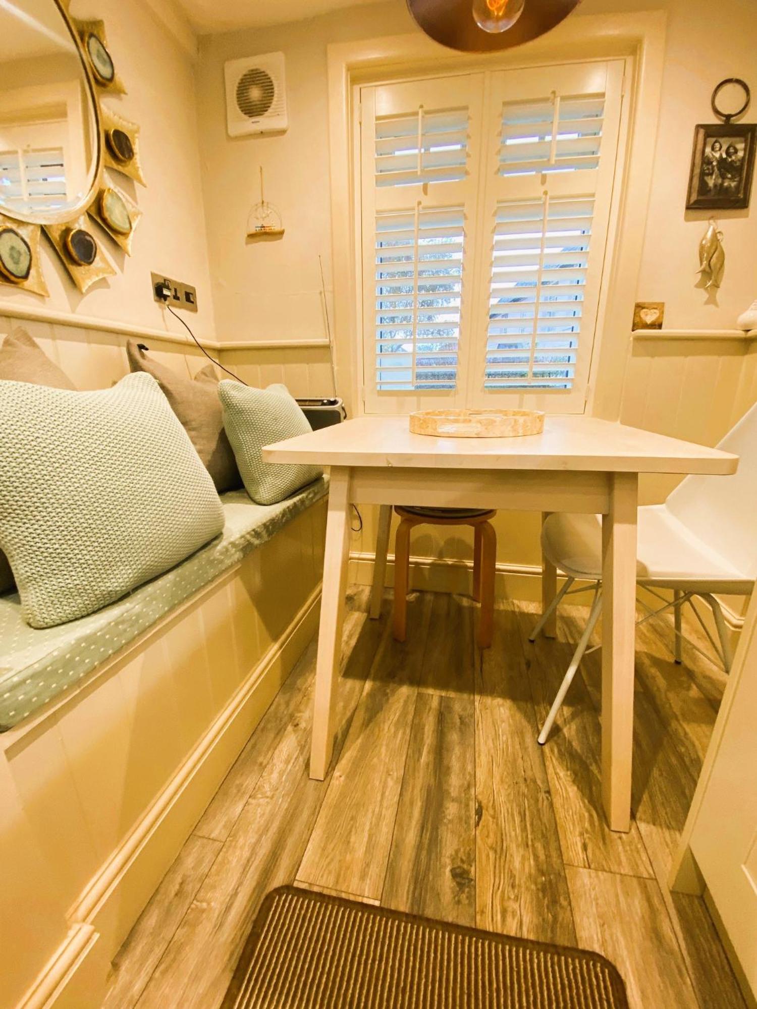 Hébergement de vacances Beautiful Immaculate Cottage, Sunny Outdoor Space, Free Parking - Easy Walk To & Town *