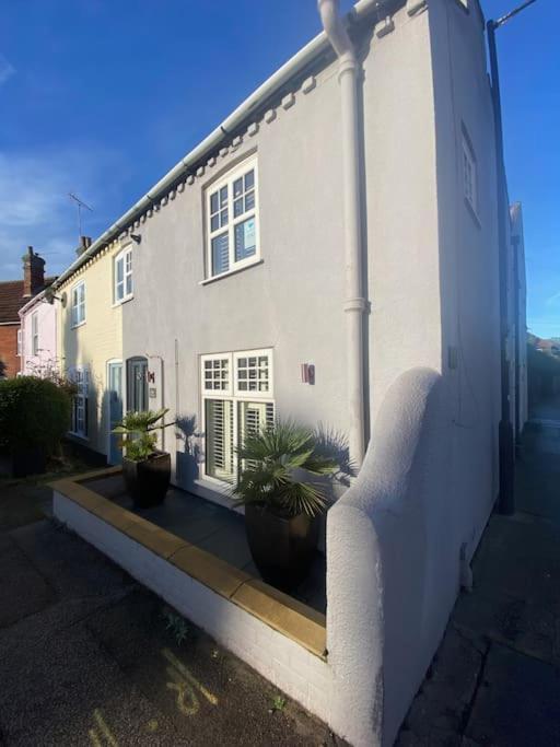 Beautiful Immaculate Cottage, Sunny Outdoor Space, Free Parking - Easy Walk To & Town Hébergement de vacances