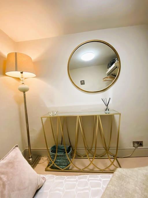 Beautiful Immaculate Cottage, Sunny Outdoor Space, Free Parking - Easy Walk To & Town Hébergement de vacances *